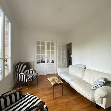 Au Coeur De L'ile Saint Louis Homestay *