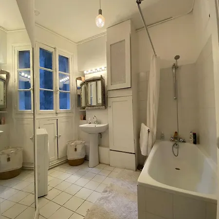 Au Coeur De L'ile Saint Louis Homestay