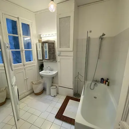 Au Coeur De L'ile Saint Louis Homestay *